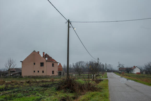 Sur le site du projet de mine de lithium de Rio Tinto, la plupart des habitants ont vendu leur maison, et les ont abandonnées. Gornje Nedeljice, Serbie, le 11 décembre 2021.