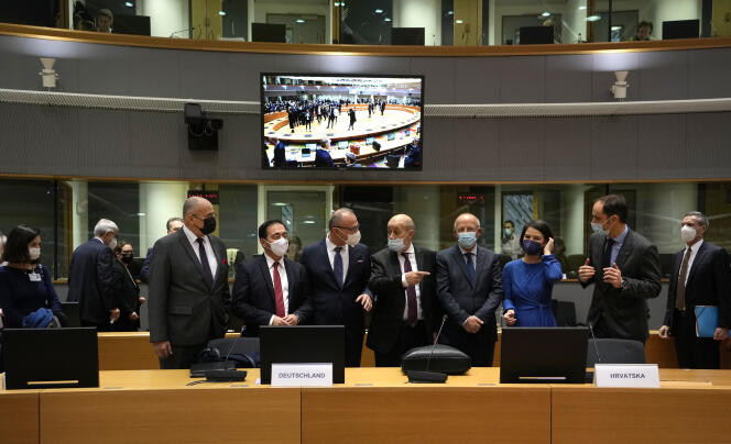 Les ministres européens des affaires étrangères, lors la réunion du Conseil des affaires étrangères de l’Union, à Bruxelles, le 13 décembre 2021.