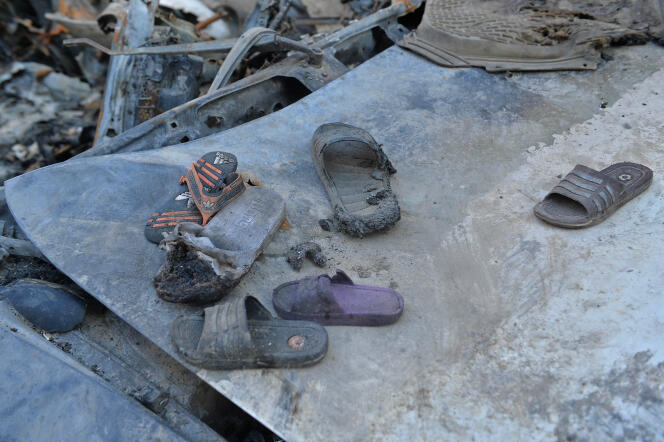 Des chaussures partiellement brûlées dans les décombres de la maison endommagée le 29 août par une frappe de drone de l’armée américaine, à Kaboul.