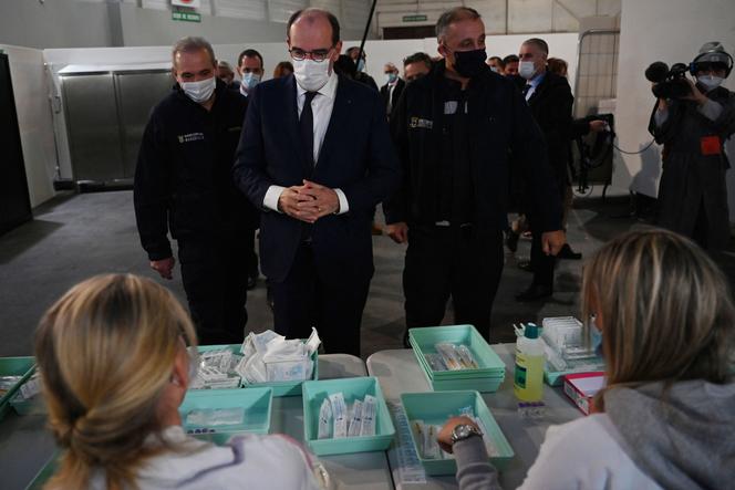 Le premier ministre, Jean Castex, dans le centre de vaccination du parc Chanot, à Marseille, le 13 décembre 2021.