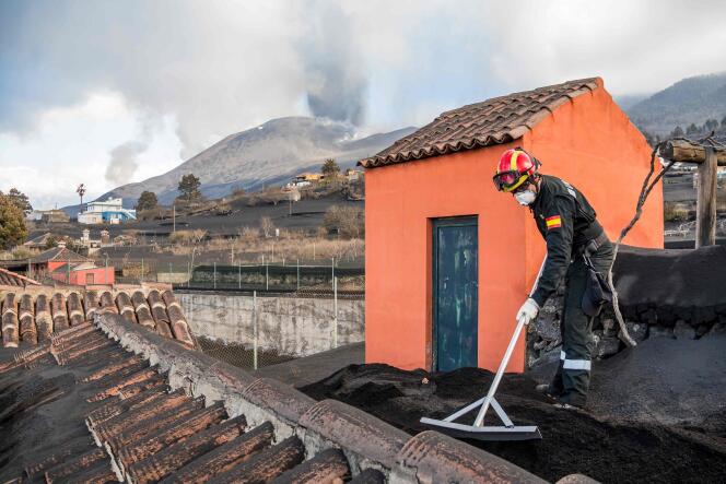 Un membre de l’Unité militaire d’urgence espagnole (UME), nettoie les cendres des maisons, suite à l’éruption du volcan Cumbre Vieja sur l’île canarienne de La Palma, le 12 décembre 2021.