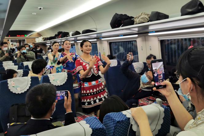 Le Laos inaugure une ligne à grande vitesse avec un investissement de 6 milliards de dollars par Pékin, à Yuxi Railway Station (Chine), le 3 décembre 2021.