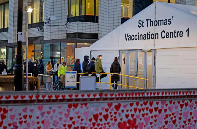 La file d’attente devant le centre de vaccination contre le Covid-19 de l’hôpital Guy’s and St Thomas’, à Londres, le 13 décembre 2021.