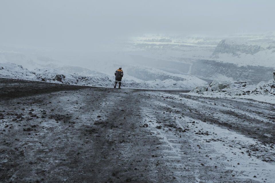 Dans la mine de charbon à ciel ouvert Mejdouretchie, près de la ville de Mejdouretchensk.
Les couches de roches supérieures, recouvrant le charbon, sont enlevées de haut en bas, principalement à l’aide d’explosifs. Ainsi les mines font plusieurs kilomètres de long pour des centaines de mètres de profondeur, et l'extraction du charbon pollue et envoie de la poussière de charbon à des kilomètres à la ronde.