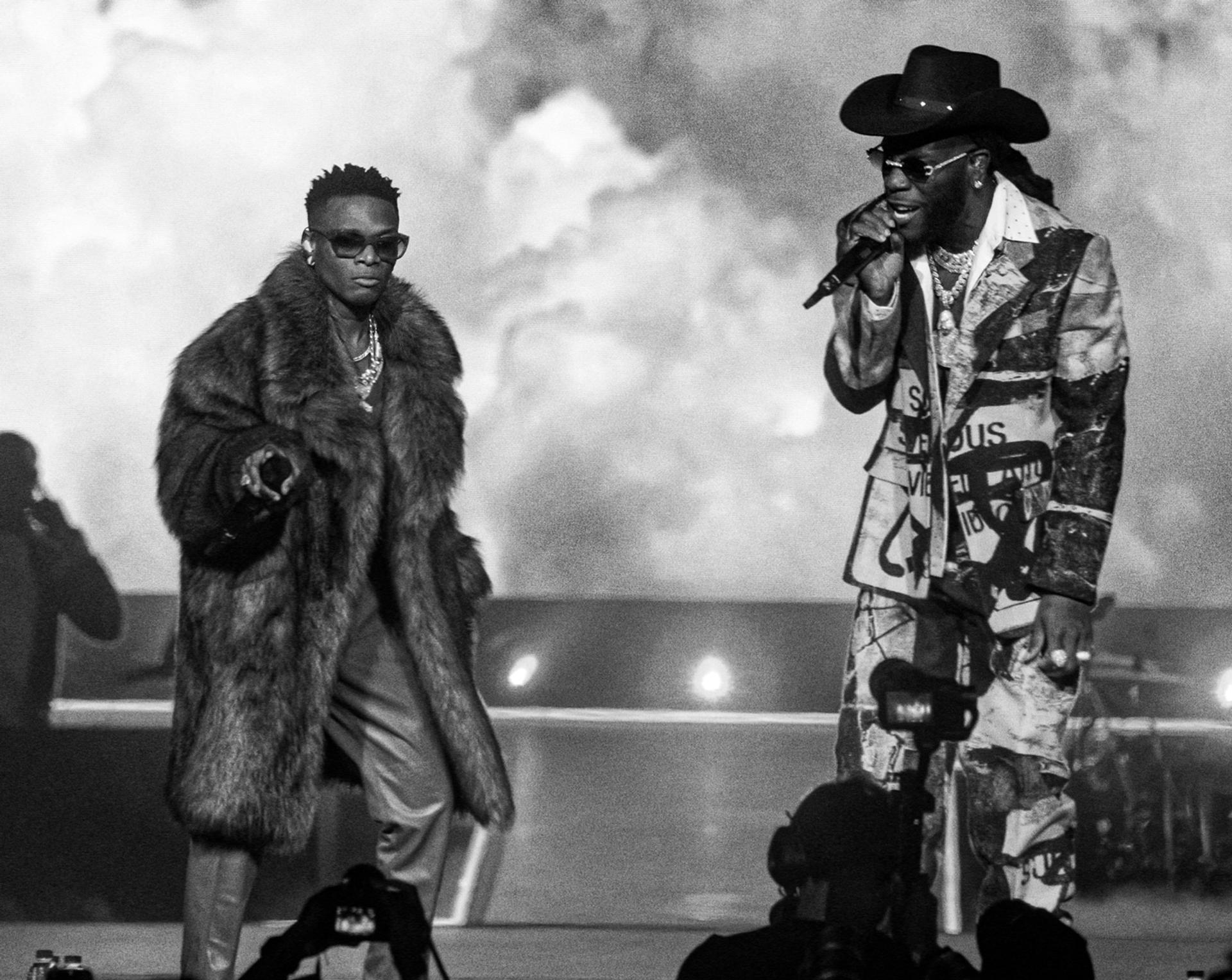 Burna Boy (à gauche) et son compatriote Wizkid, avec lequel il vient de sortir un single, sur la scène du O2 Arena, à Londres, le 1er décembre 2021.