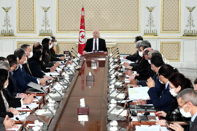 Photo diffusée par la présidence tunisienne montrant le président Kaïs Saïed lors de la réunion de son conseil des ministres à Tunis, le 13 décembre 2021.