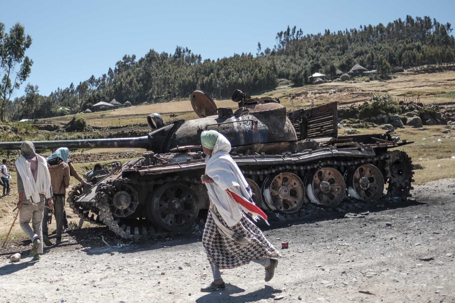 Un char détruit près du village de Mezezo (Ethiopie), le 8 décembre 2021.