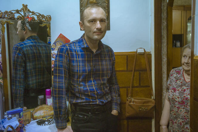 Sergueï Piskounov, dans l’appartement qu’il partage avec sa grand-mère (à droite), dans le village de Gramoteino (Russie), le 29 novembre 2021.