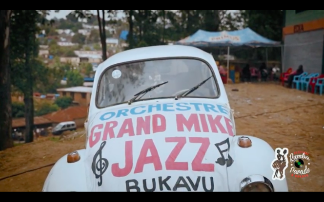 A car in the colors of the Grand Mike Jazz group, parked in front of the Kwetu Art cultural space in Bukavu (DRC), in October 2021.