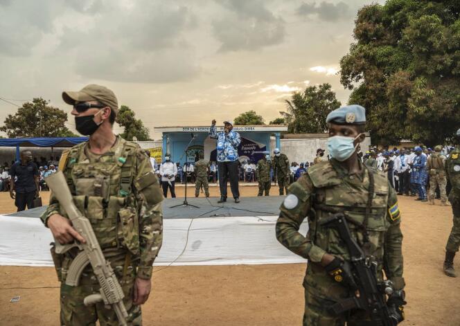 Un membre russe du Groupe Wagner (à gauche) et un soldat des forces des Nations unies lors d’un meeting électoral du président de la République centrafricaine Faustin-Archange Touadéra, à Bangui, le 12 décembre 2020.
