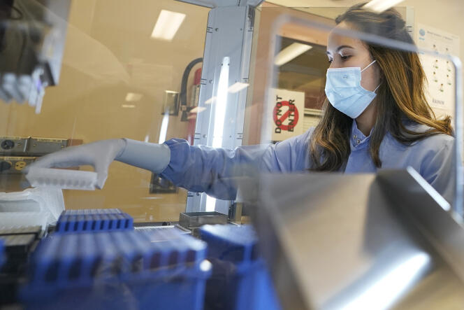 Dans un laboratoire de séquençage automatisé du génome du SARS-CoV-2, permettant l’identification des nouveaux variants du virus, à Shoreline (Etats-Unis), le 7 décembre 2021.