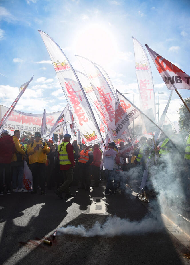 Des militants du syndicat polonais Solidarnosc, lors d’une manifestation au Luxembourg, le 22 octobre 2021.