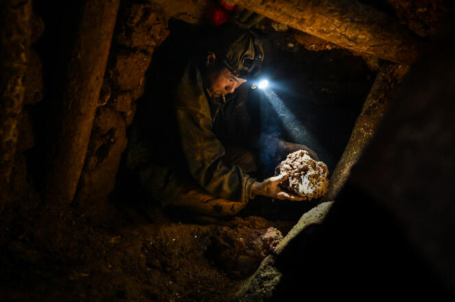 Un mineur de rubis dans un tunnel de la mine de Mogok, au nord de Mandalay (Birmanie), en mai 2019.
