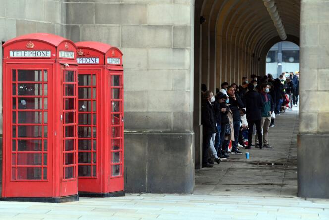 A queue in front of Manchester City Hall (England), which hosts a Covid-19 vaccination center, on December 14, 2021.