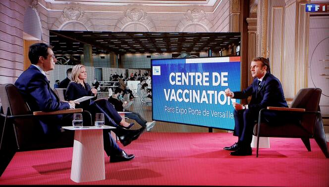 Emmanuel Macron face aux journalistes de TF1 et LCI, au palais de l’Elysée, lors d’un entretien diffusé le 15 décembre.