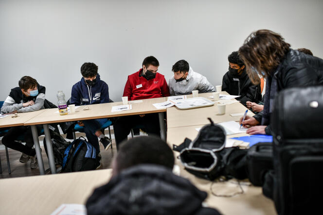 Une professeure avec sa classe de seconde MTNE (métier des transitions numériques et énergétiques) au lycée professionnel Philadelphe-de-Gerde, à Pessac (Gironde), le 9 décembre 2021.