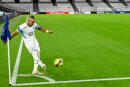 Marseille's French midfielder Dimitri Payet shoots a corner kick during the French L1 football match between Olympique de Marseille and Troyes at the empty Velodrome Stadium in Marseille, southern France, on November 28, 2021. (Photo by Nicolas TUCAT / AFP)