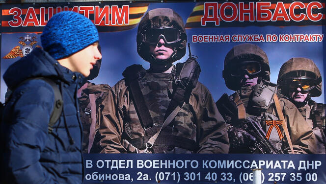 Un poster per le strade di Donetsk che chiede di unirsi all'esercito della Repubblica di Donetsk 