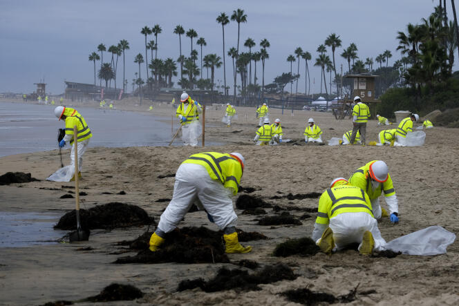 Nettoyage de la plage de Coronal Del Mar, dans le sud de la Californie, souillée par une marée noire, le 7 octobre 2021.