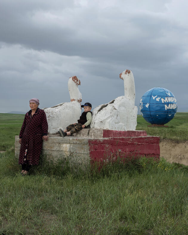 Un monument érigé à l’époque soviétique près d’Isfana, au Kirghizistan, non loin de la frontière avec le Tadjikistan, en mai 2021. Sur le globe apparaît l’inscription « Paix dans le monde ».
