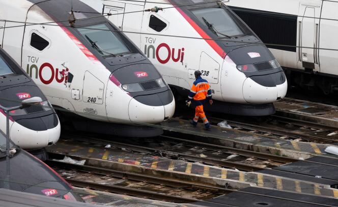 Un salarié d’une société de nettoyage dans le dépôt TGV de Charenton-le-Pont, le 16 décembre 2021.