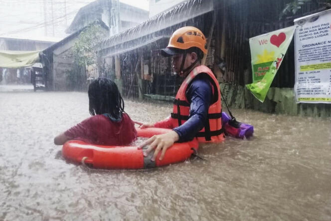 Un garde-côte évacue une fillette à Cagayan de Oro, dans le sud de l’archipel, le 16 décembre.