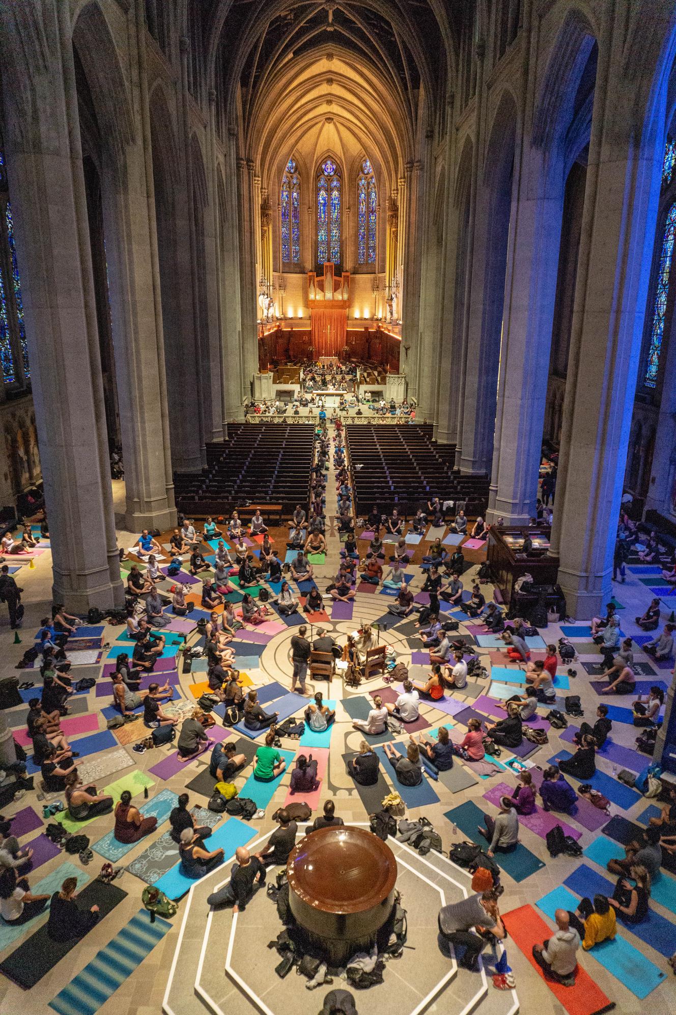 Cours de yoga dans la nef de la Grace Cathedral, à San Francisco, en août 2018.