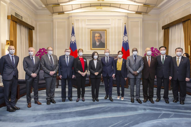 The French delegation led by François de Rugy, president of the “study group with an international vocation on questions linked to the expansion of the Taiwanese economy”, during its visit to Taipei. In the center, Taiwanese President Tsai Ing-wen. In Taipei, December 16, 2021.