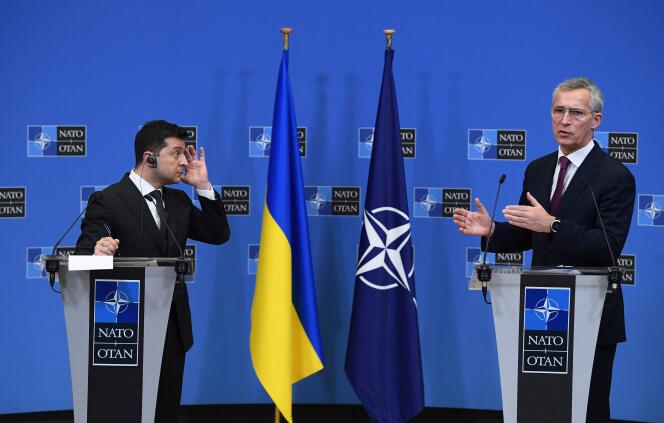 Le président ukrainien, Volodymyr Zelensky, et le secrétaire général de l’OTAN, Jens Stoltenberg, lors d’une conférence de presse au sujet de la crise ukrainienne, à Bruxelles, le 16 décembre 2021.