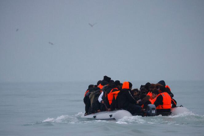 Un groupe de réfugiés tente de traverser la Manche sur un canot gonflable, le 16 décembre 2021.