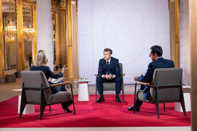 Emmanuel Macron face aux journalistes de TF1 et LCI, au palais de l’Elysée, le 15 décembre 2021.