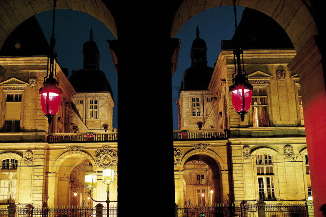 Lyon, Hôtel de Ville vu à travers les arches de l'Opéra (ADAGP)