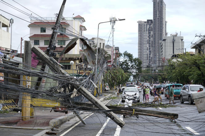 Des lignes électriques ont été arrachées par le passage de Rai, à Cebu, dans le centre des Philippines, le 17 décembre 2021.