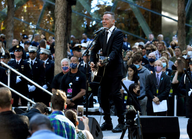 Bruce Springsteen di atas panggung pada upacara peringatan 11 September 2001 di New York City pada 11 September 2021.