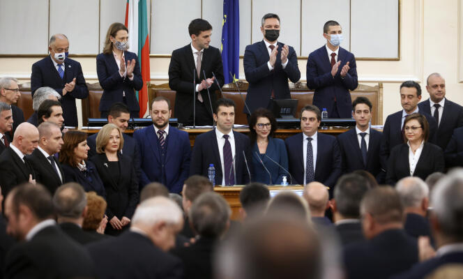 Kiril Petkov (au centre), le nouveau premier ministre bulgare, et les ministres de son  gouvernement, au Parlement, à Sofia, le 13 décembre 2021.