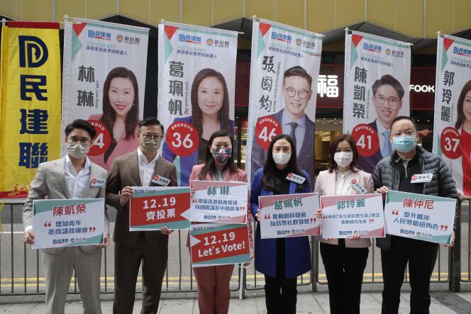Kandidat Joseph Chan Hui Wing, Horace Cheung Kwok Kwan, Nixi Lam Lam, Elizabeth Kwat, Lilian Kwok dan Roc Chen Chung Nin, di Hong Kong pada 16 Desember 2021.