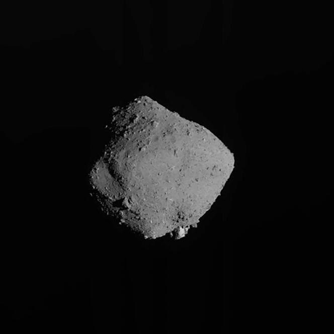 Asteroid Ryugu terlihat dari pesawat luar angkasa Jepang Hayabusa-2, 13 November 2019.