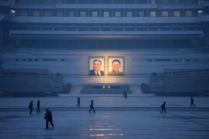 Des photos des leaders nord-coréens Kim Il-sung et Kim Jong-il, à Pyongyang, le 3 décembre 2018.