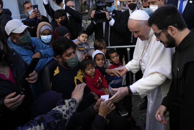 Le pape François rencontre des migrants lors de sa visite dans le camp de réfugiés de Karatepe, sur l’île de Lesbos, le 5 décembre 2021.