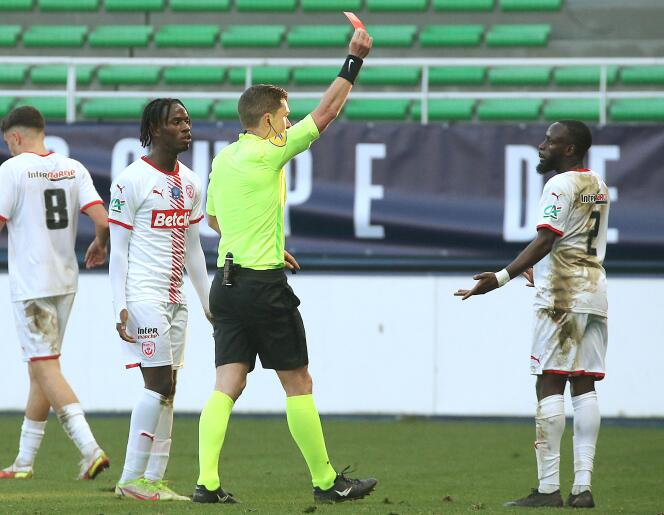Souleymane Karamoko est exclu lors du 32e de finale de Coupe de France entre Troyes et Nancy au stade de l’Aube, le 18 décembre 2021.