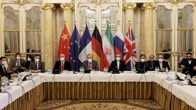 Le secrétaire général adjoint du Service européen pour l’action extérieure (SEAE) Enrique Mora et le négociateur en chef iranien Ali Bagheri (à droite) et les délégations lors de négociations sur le nucléaire iranien, à Vienne, le 17 décembre 2021.
