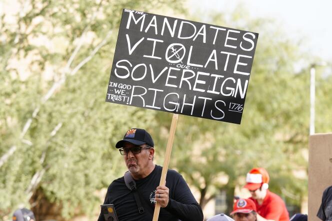 Przeciwnicy żądania szczepień pracownika demonstrują przed ratuszem w Phoenix w Arizonie, 7 grudnia 2021 r.