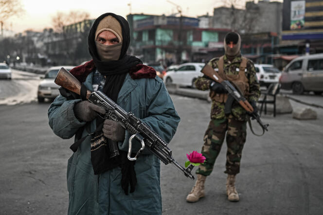 Des combattants talibans gardent un point de contrôle dans une rue de Kaboul, la capitale afghane, le 17 décembre 2021.