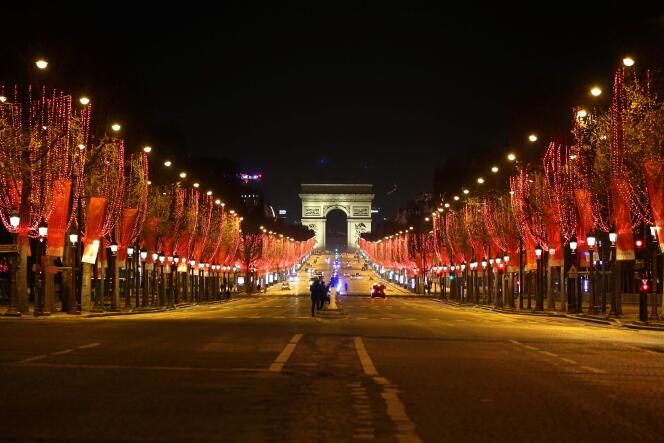 Nouvel An: sur les Champs-Elysées, de nouveau la foule et l'éclat d'un feu