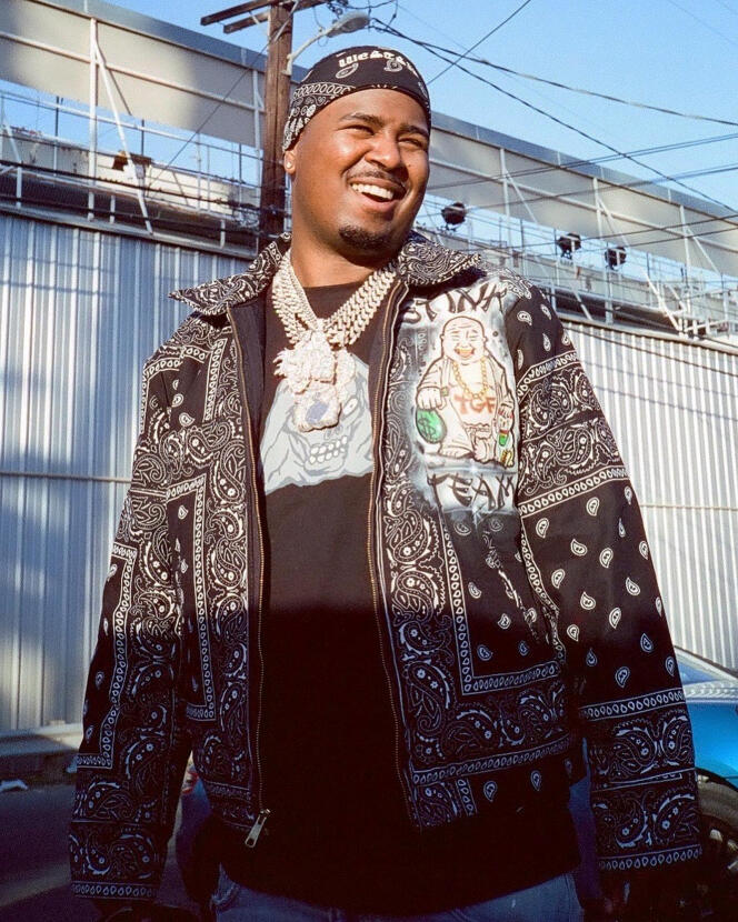 Maret 2021, rapper Drakeo the Ruler berdiri di luar studio rekaman di Los Angeles.