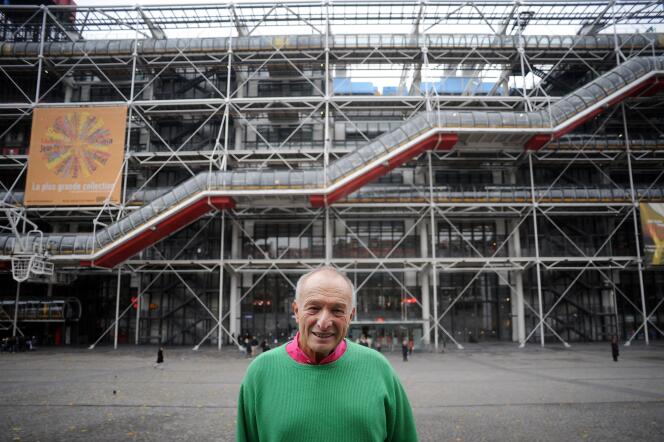 L’architecte britannique Richard Rogers, à Paris, en novembre 2007, devant le Centre Pompidou, coréalisé avec l’Italien Renzo Piano.