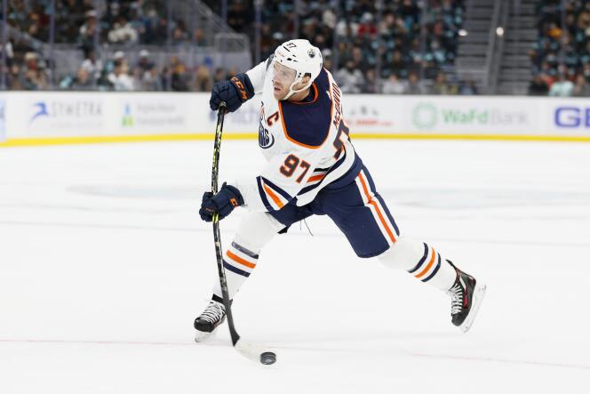 A 24 ans, la grande star canadienne des Oilers d’Edmonton, Connor McDavid, ici en action à Seattle le 18 décembre 2021, ne pourra pas disputer ses premiers Jeux olympiques.