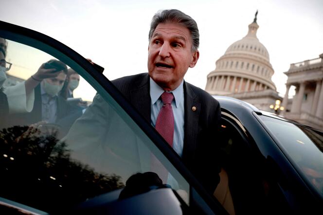 Le sénateur Joe Manchin monte dans sa voiture, après avoir participé à un vote au Capitole américain, à Washington, DC.