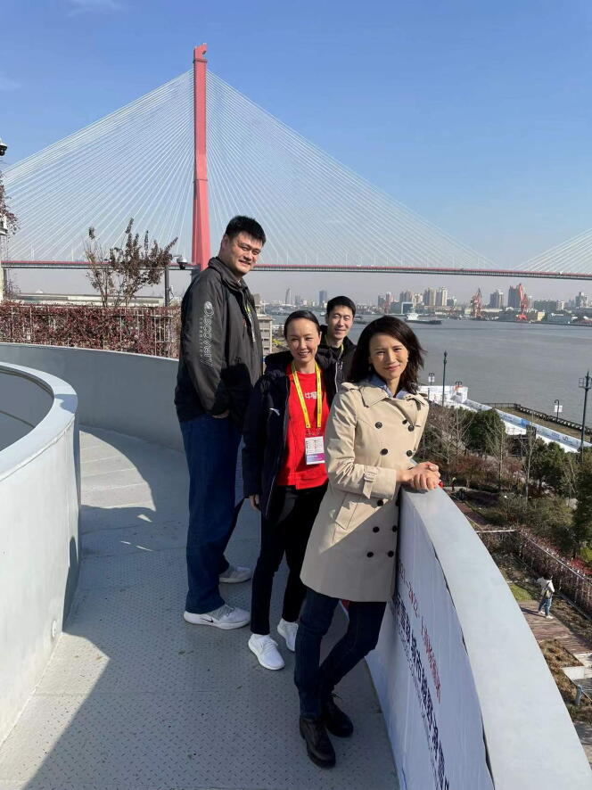 La joueuse de tennis chinoise Peng Shuai pose avec l’ancien basketteur de la NBA Yao Ming (à gauche), la sportive chinoise pratiquant la voile olympique, Xu Lijia (au premier plan), et le joueur de tennis de table chinois à la retraite Wang Liqin (derrière), lors d’un événement à Shanghaï, en Chine, sur cette photo publiée sur les réseaux sociaux, le 19 décembre 2021.