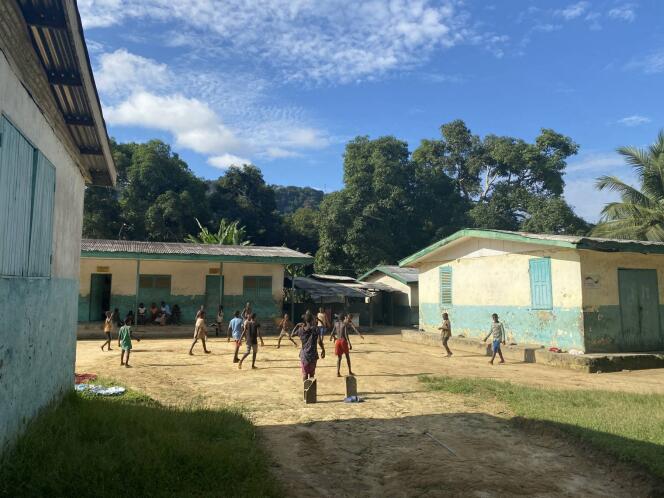 Des élèves du foyer Notre-Dame de la forêt (Fondaf) de Bipindi, dans la région Sud du Cameroun, jouent au football.